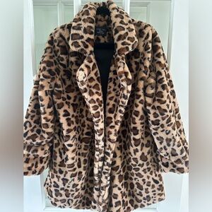 Leopard Faux-fur leisure coat. Soft and Cozy!